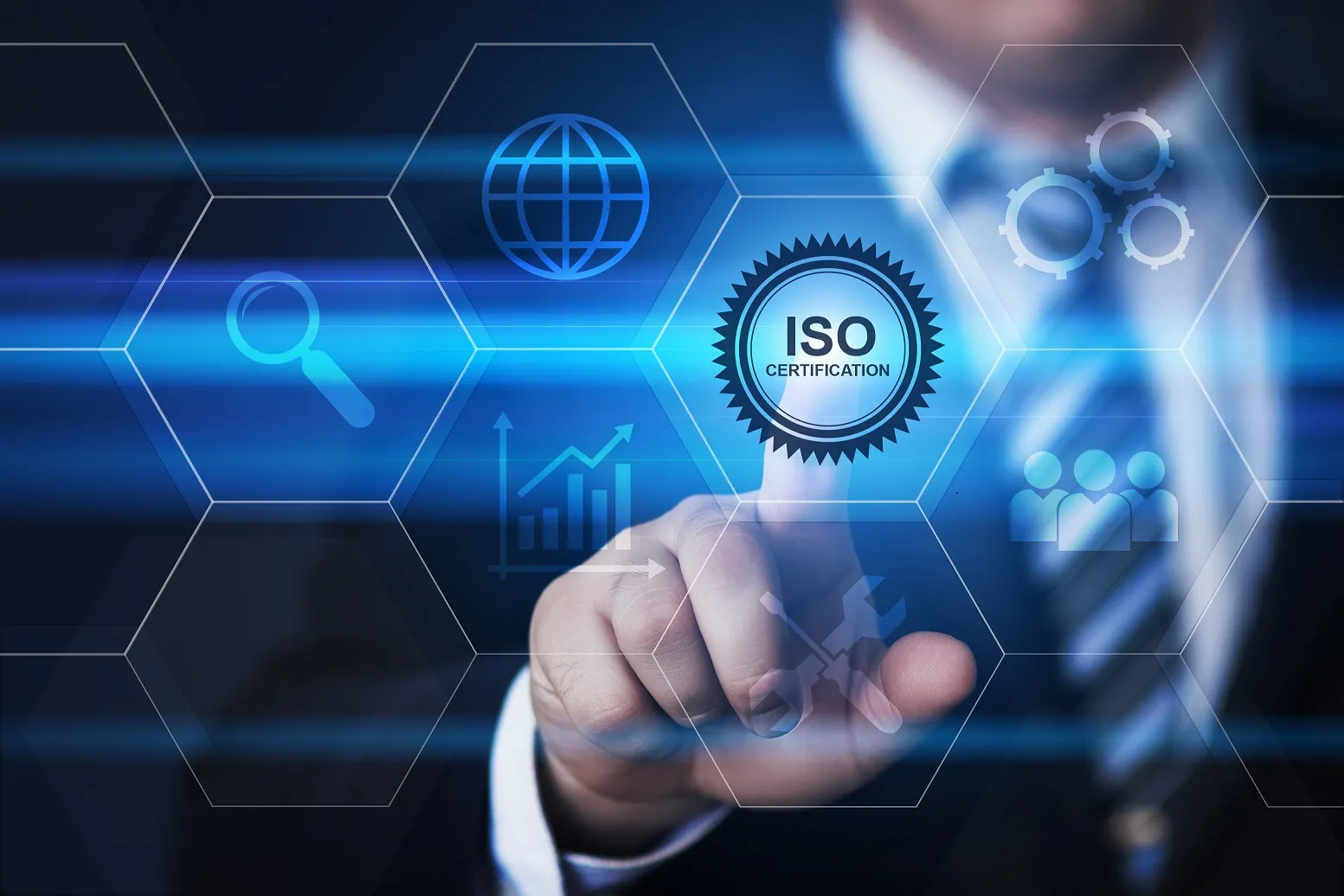 Mann drückt auf ISO-Button
