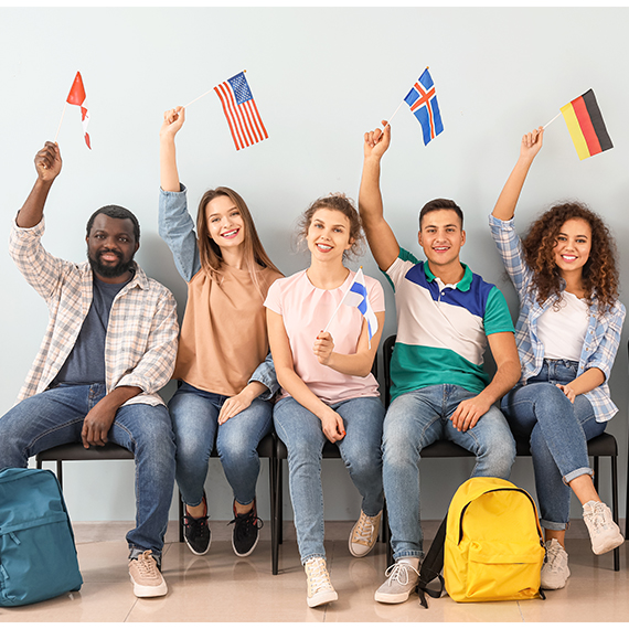 Junge Menschen mit Flagge