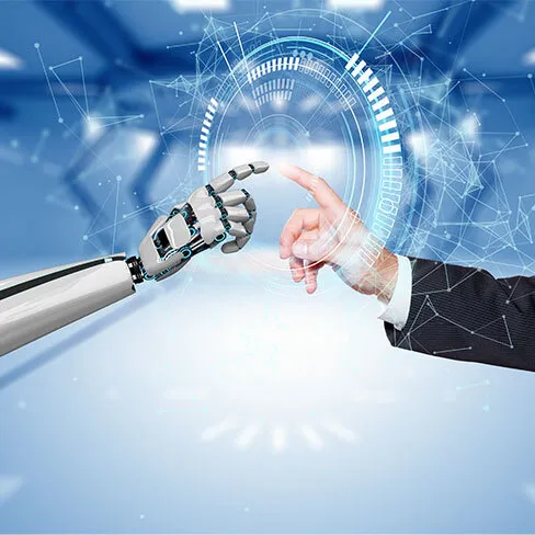 Eine Roboterhand und eine menschliche Hand