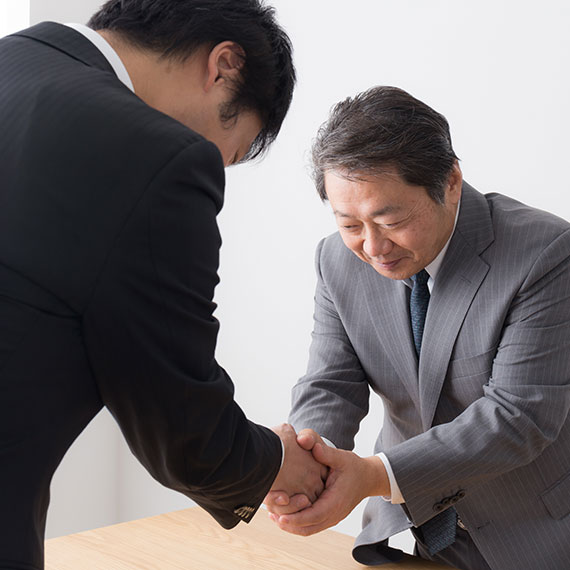 Uomini d'affari giapponesi che salutano