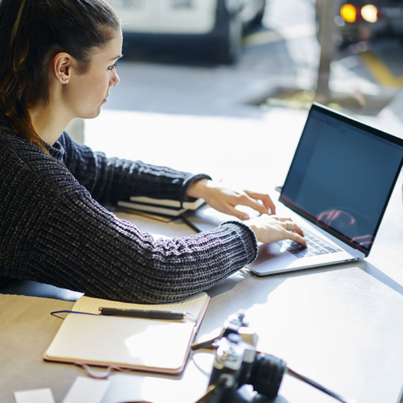 Produkttexte schreiben lassen – Texter bei der Arbeit am Computer