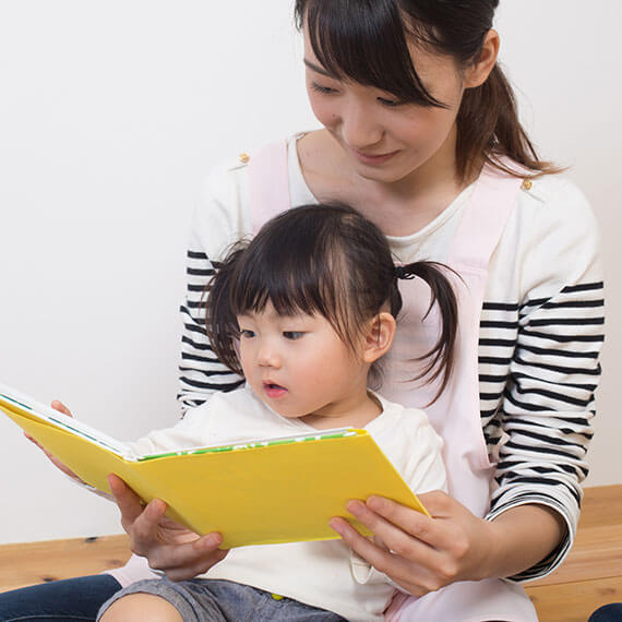 Mutter und Kind lesen Buch