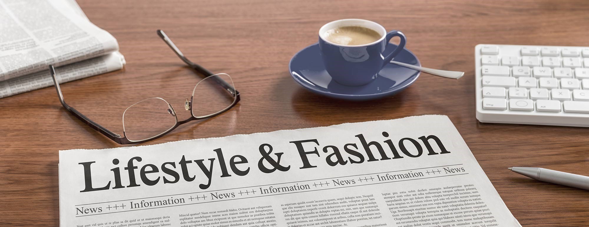 Periódico "Lifestyle & Fashion" sobre mesa de trabajo 