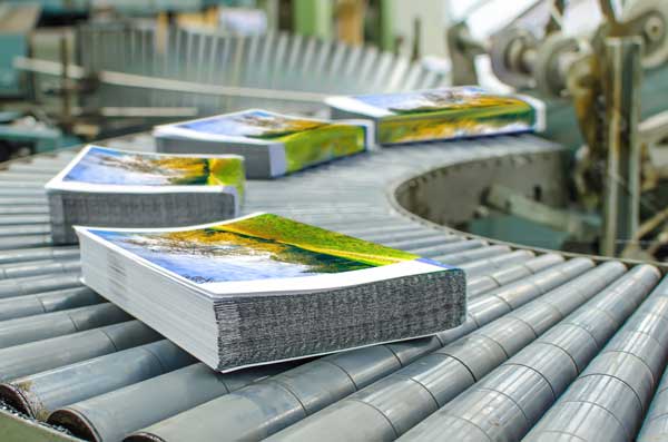 Print material on a conveyor belt