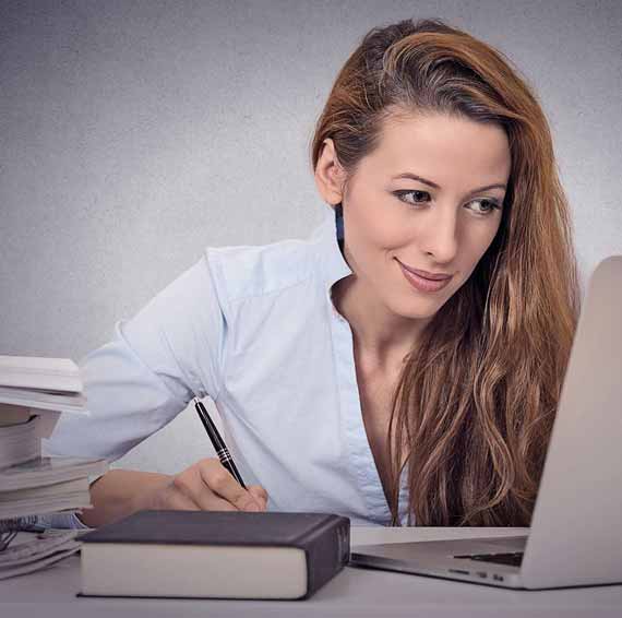 Femme travaillant et écrivant sur un ordinateur portable