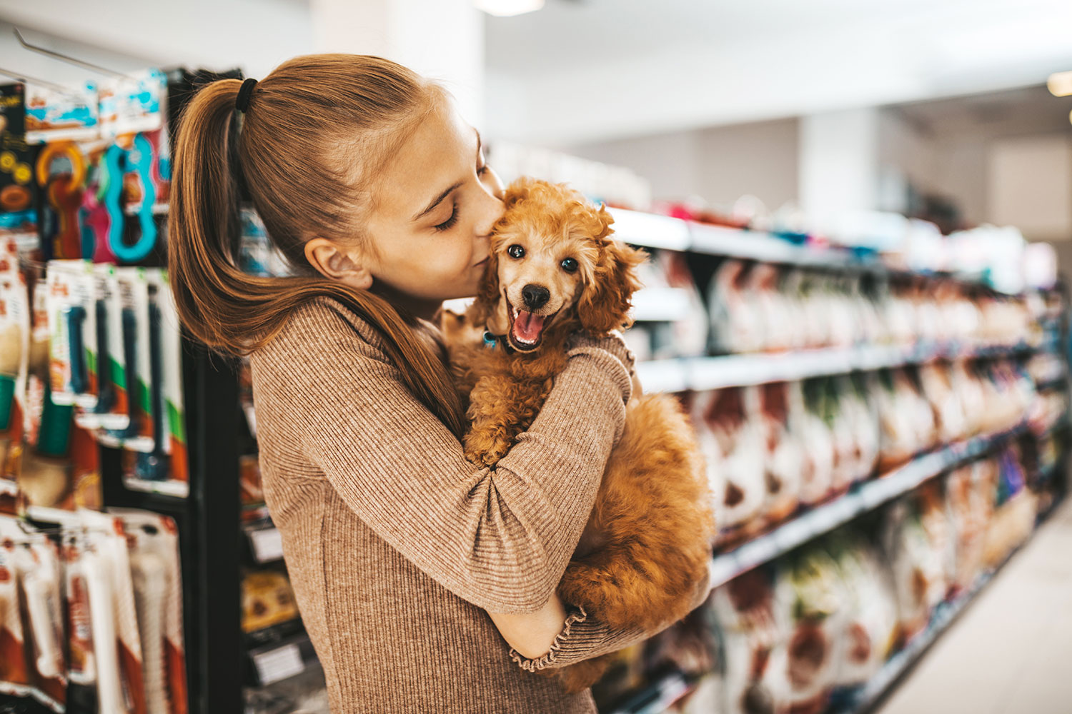 Mädchen mit Hund im Tiermarkt