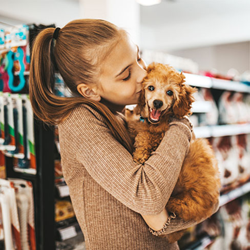 Mädchen mit Hund im Tiermarkt